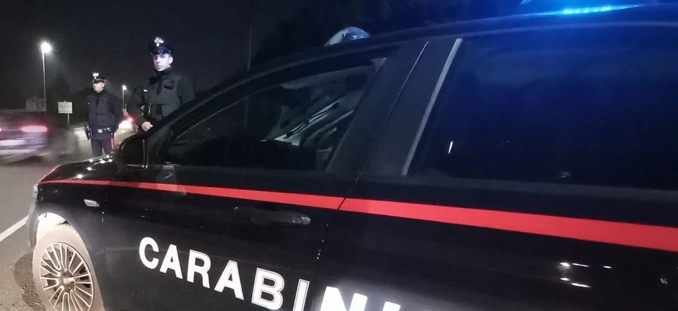 Entra in una sala slot e la devastarla, poi aggredisce clienti e carabinieri: colpito con il taser un 23enne